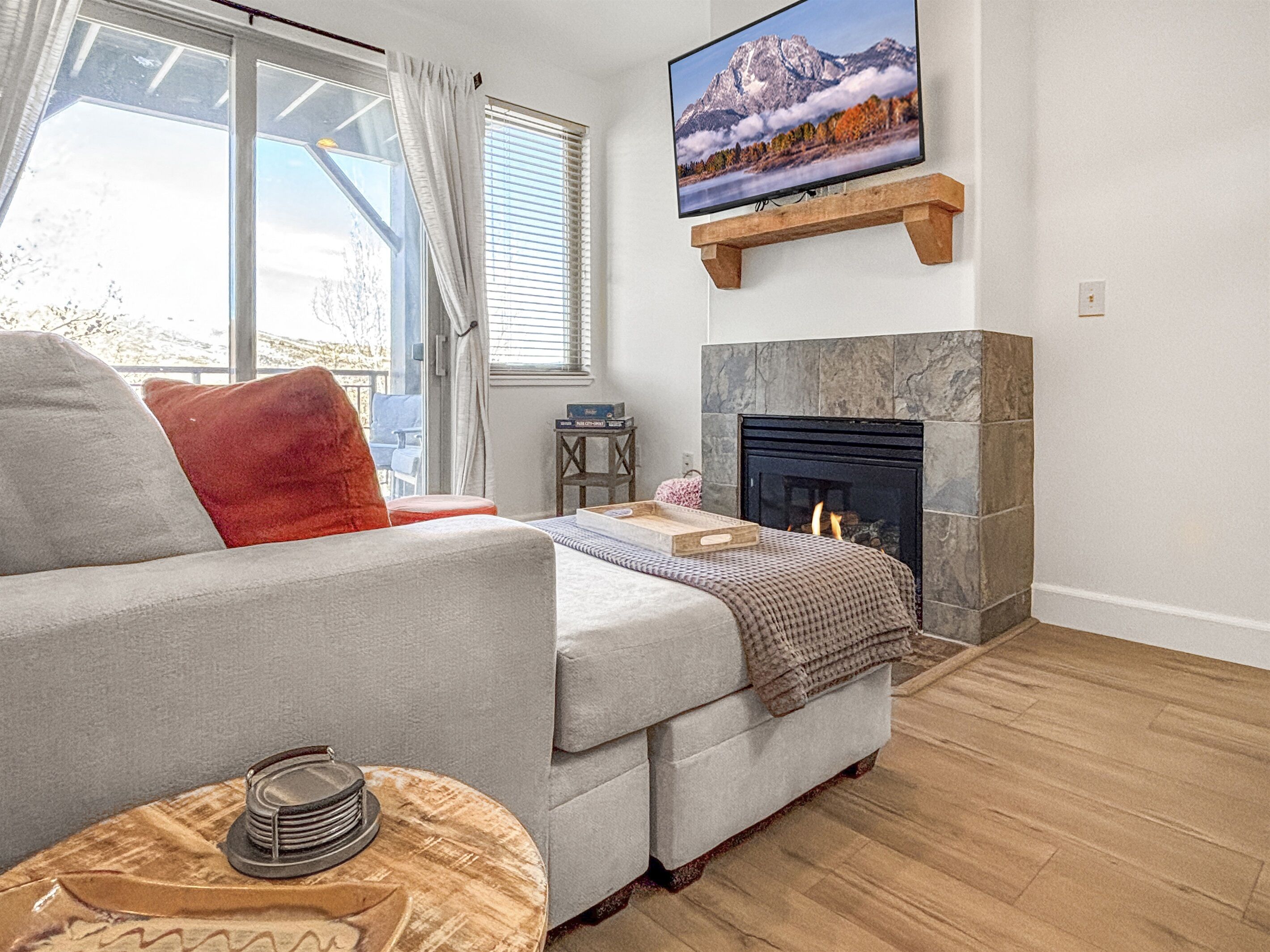 Smart TV y chimenea 