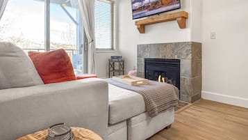 Smart TV y chimenea
