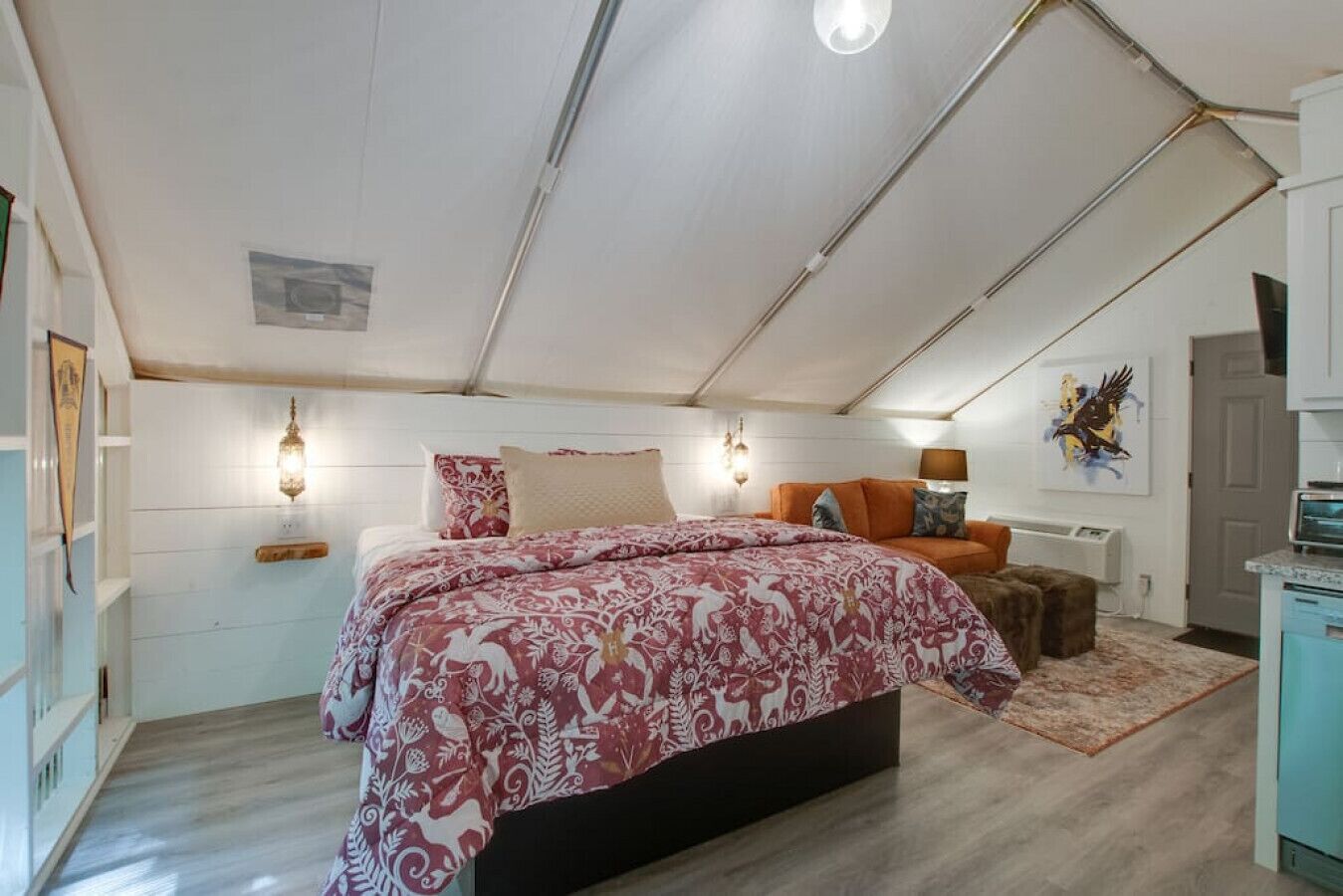 Travel crib, free WiFi, bed sheets