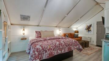 Travel crib, free WiFi, bed sheets