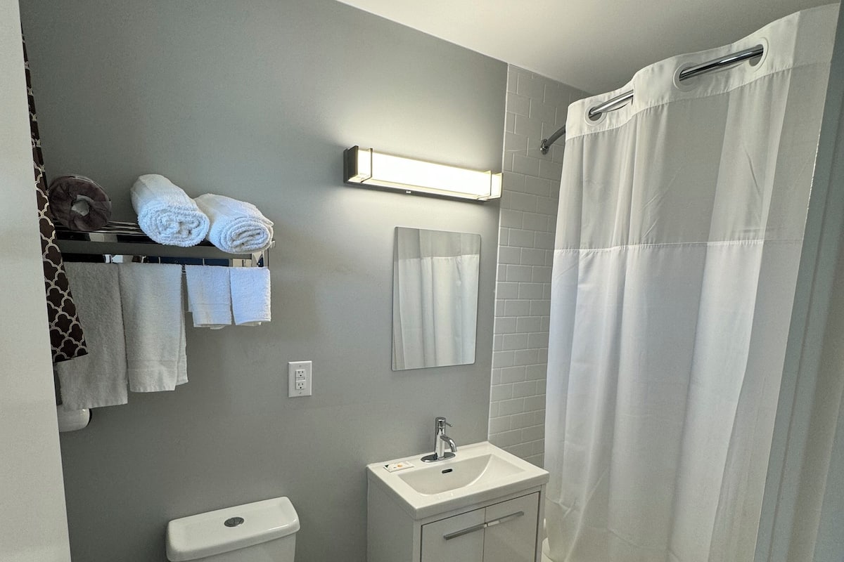 Combined shower/bathtub, rainfall showerhead, free toiletries