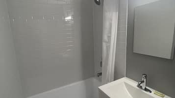 Combined shower/tub, rainfall showerhead, free toiletries, hair dryer