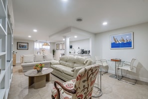 TV, DVD-spiller, bøker og stereoanlegg