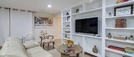 Televisión, reproductor de DVD, libros, estéreo