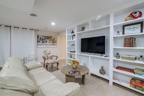 TV, DVD-spiller, bøker og stereoanlegg