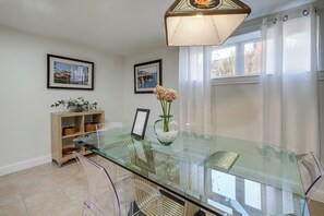 Dining - 15 Mi to The White House! Modern Apt w/ Deck (Springfield)
