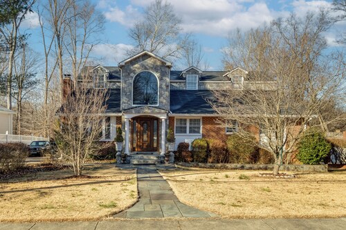 15 Mi to The White House! Modern Apt w/ Deck