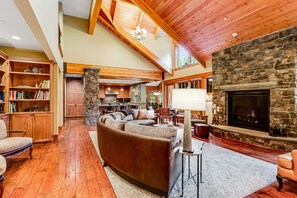 Televisión, chimenea, reproductor de DVD y futbolito 