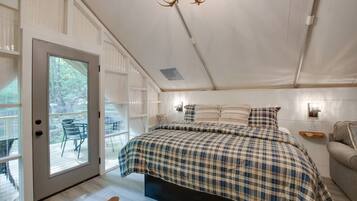 Travel crib, free WiFi, bed sheets