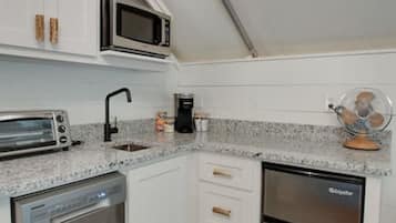 Refrigerador, microondas, lavavajillas y cafetera y tetera