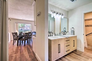 Interior - Cozy No Steps Modern Condo at Fall Creek Marina close to all Branson activities (Branson)