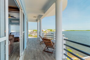 Terrace/patio - Luxe oceanfront escape with pool, lanais, penthouse suite & ground-floor access (San Pedro)