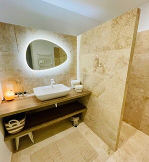 Dusche, Haartrockner, Handtücher, Seife