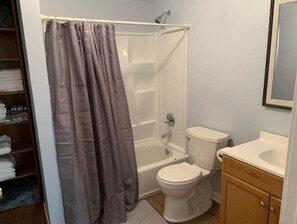 Haartrockner, Handtücher, Seife, Toilettenpapier