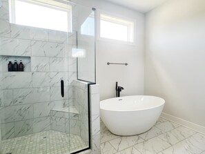 Hair dryer, towels, soap, shampoo - New! Downtown, Rooftop, Walkable to The Gulch, Music Row & 1M to Broadway! (Nashville)