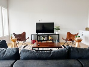 Smart TV, caminetto, libri