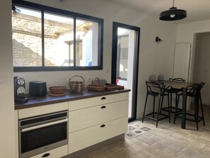 Réfrigérateur, micro-ondes, four, plaque de cuisson