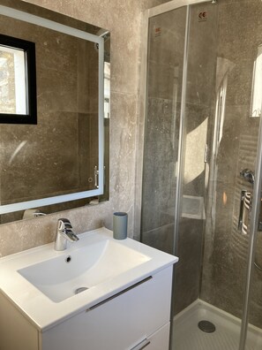 Dusche, Haartrockner, Toilettenpapier
