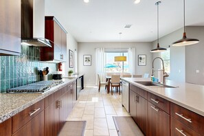 Kylskåp, mikrovågsugn, ugn och spishäll