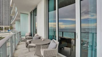 Departamento de lujo, 1 habitación, vista a la playa | Balcón