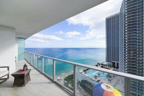Luxury-Apartment, 2 Schlafzimmer, Meerblick | Blick auf die Stadt