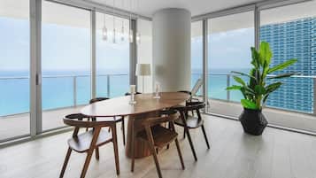 Apartemen Mewah, 3 kamar tidur, pemandangan pantai | Area keluarga | Smart TV 48-inci dengan saluran TV kabel dan TV