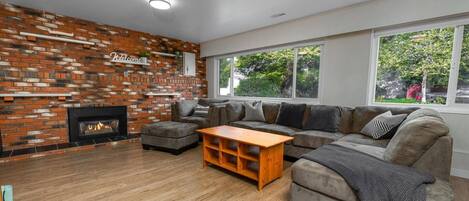 Smart TV, chimenea y oficina