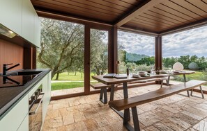 Fridge, microwave, oven, stovetop - Cozy home in Volpago del Montello with sauna (Volpago del Montello)