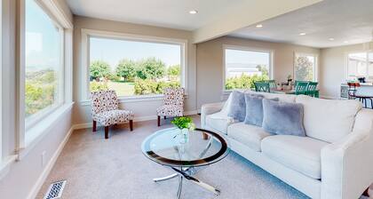 Renovated home with panoramic river view, patio & AC