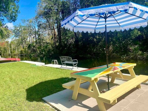Retro Retreat-Waterfront/Kayaks for 5/Boatslip/bikes