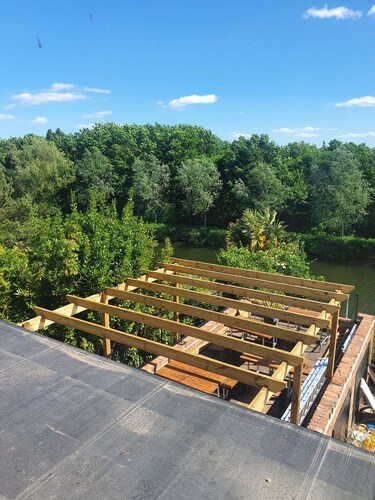 Peaceful Modern Riverview Apartment With Separate Bedroom and Fully Equipped