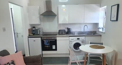 Peaceful Modern Riverview Apartment With Separate Bedroom and Fully Equipped