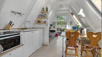 Coffee/tea maker, fridge, microwave, stovetop