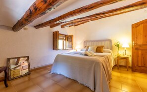 7 bedrooms, travel cot, WiFi, bed sheets