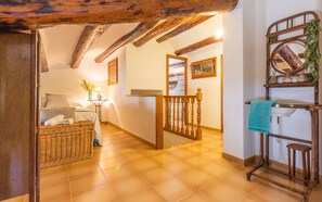 7 bedrooms, travel cot, WiFi, bed sheets