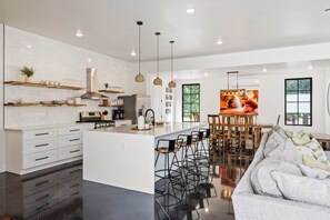 Casa, varias habitaciones | Cocina privada | Refrigerador, horno, cafetera y tetera y tostadora 