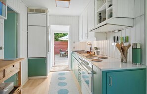 Kühlschrank, Herdplatte, Wasserkocher mit Kaffee-/Teezubehör