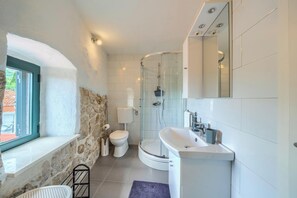 A bathroom with a toilet, shower, and sink. - Recently Built, Cosy Retreat for Two, A/C, Private Pool with Superb Views over the Konavle Valley! (Dubravka)