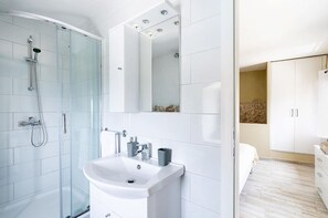 Ducha, secador de pelo, toallas