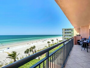 Property grounds - Beachfront Condo Indian Shores - Modern 3BR/2BA - Pool, Pet-Friendly & Parking (Indian Shores)