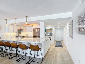 Frigorifero, microonde, forno, piano cottura