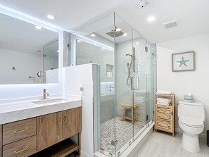 Dusche, Haartrockner, Handtücher, Seife