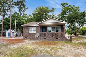 Exterior - Cozy coastal home with a porch, washer/dryer, and central AC - prime location (Murrells Inlet)