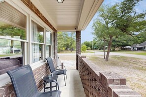 Terrace/patio - Cozy coastal home with a porch, washer/dryer, and central AC - prime location (Murrells Inlet)