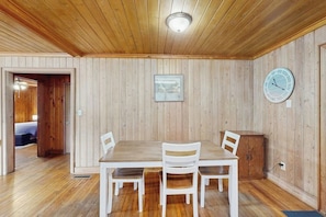 Dining - Cozy coastal home with a porch, washer/dryer, and central AC - prime location (Murrells Inlet)