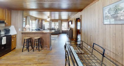 Cozy coastal home with a porch, washer/dryer, and central AC - prime location