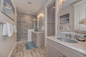 House, 4 Bedrooms | Bathroom | Towels - 307 65th Street managed by Beach Retreats (Holmes Beach)