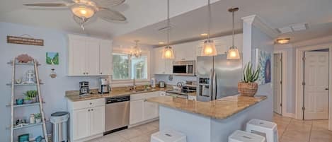 House, 2 Bedrooms | Private kitchen | Fridge, oven, coffee/tea maker, toaster