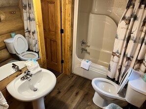 Cabaña, 2 habitaciones | Baño | Toallas