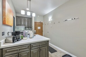 Kjøleskap, mikrobølgeovn, kokeplater og kaffetrakter/tekoker